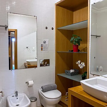 Charming Flat In Chiado-lisbon דירה *