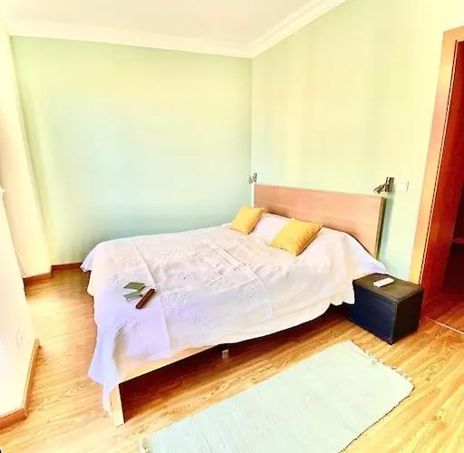 Charming Flat In Chiado-lisbon * Lisboa